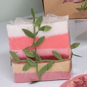 🦌5oz square shrinkwrapped Goats Milk soap 🧼+ Luxurious Lather soap saver pouch